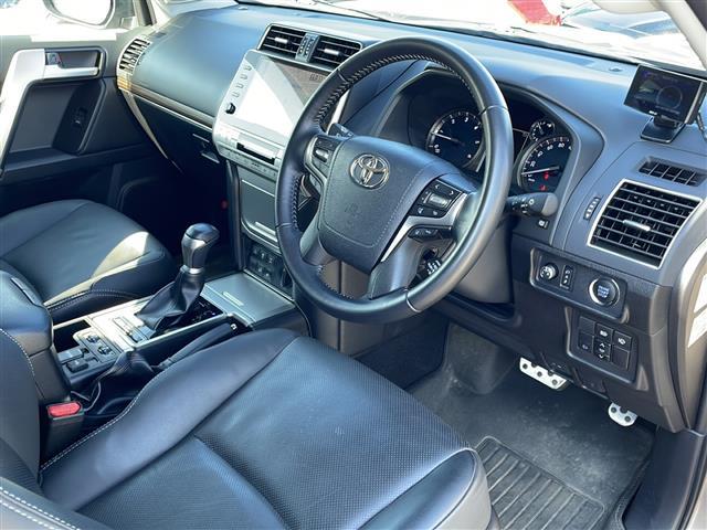 ランドクルーザープラド TX Lパッケージ 4WD 寒冷地仕様 メーカーナビ フルセグ パノラミックビューモニター 黒レザーシート 前席エアシート・ヒーター 3列目電動格納 セーフティセンス クリアランスソナー デアイサー バッテリー2個(22枚目)