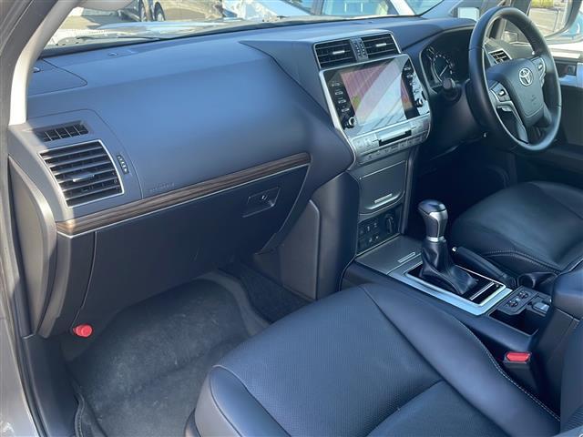 ランドクルーザープラド TX Lパッケージ 4WD 寒冷地仕様 メーカーナビ フルセグ パノラミックビューモニター 黒レザーシート 前席エアシート・ヒーター 3列目電動格納 セーフティセンス クリアランスソナー デアイサー バッテリー2個(24枚目)