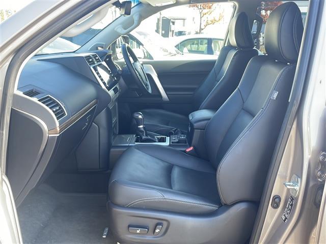 ランドクルーザープラド TX Lパッケージ 4WD 寒冷地仕様 メーカーナビ フルセグ パノラミックビューモニター 黒レザーシート 前席エアシート・ヒーター 3列目電動格納 セーフティセンス クリアランスソナー デアイサー バッテリー2個(25枚目)