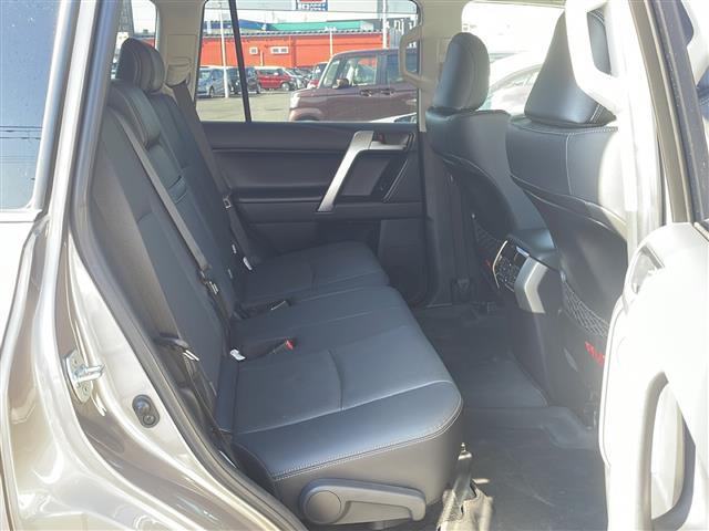 ランドクルーザープラド TX Lパッケージ 4WD 寒冷地仕様 メーカーナビ フルセグ パノラミックビューモニター 黒レザーシート 前席エアシート・ヒーター 3列目電動格納 セーフティセンス クリアランスソナー デアイサー バッテリー2個(26枚目)