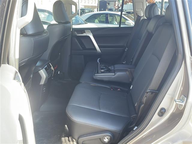 ランドクルーザープラド TX Lパッケージ 4WD 寒冷地仕様 メーカーナビ フルセグ パノラミックビューモニター 黒レザーシート 前席エアシート・ヒーター 3列目電動格納 セーフティセンス クリアランスソナー デアイサー バッテリー2個(27枚目)