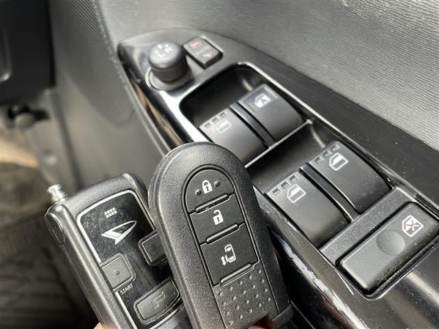 タント カスタムX 4WD 片側パワースライドドア LEDヘッドライト オートライト フォグランプ ベンチシート 純正エンジンスターター アイドリングストップ 社外AW プッシュスタート スマートキー ドアバイザー(9枚目)