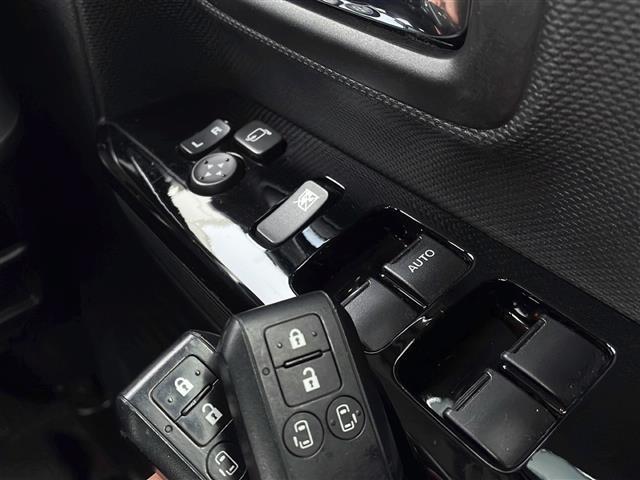 スペーシアカスタム ハイブリッドＸＳ　４ＷＤ　セーフティサポート　純正ナビ　フルセグ　バックカメラ　両側パワースライドドア　合皮コンビシート　前席シートヒーター　衝突軽減ブレーキ　レーンキープ　ハイビームアシスト　リアパーキングセンサー（12枚目）