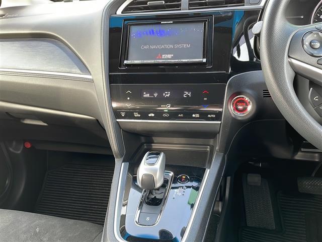 シャトル ハイブリッド　ホンダセンシング　４ＷＤ　社外メモリナビ　バックカメラ　ホンダセンシング　衝突軽減ブレーキ　追従クルコン　路外逸脱抑制機能　誤発進抑制機能　ワイパーデアイサー　ＥＴＣ　ＬＥＤヘッドライト　フォグランプ　スマートキー（3枚目）