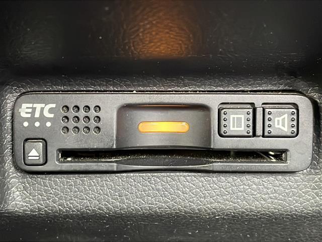 シャトル ハイブリッド　ホンダセンシング　４ＷＤ　社外メモリナビ　バックカメラ　ホンダセンシング　衝突軽減ブレーキ　追従クルコン　路外逸脱抑制機能　誤発進抑制機能　ワイパーデアイサー　ＥＴＣ　ＬＥＤヘッドライト　フォグランプ　スマートキー（10枚目）