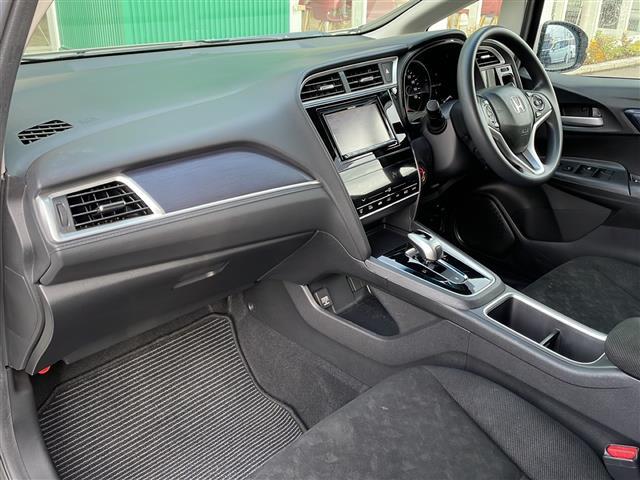 シャトル ハイブリッド　ホンダセンシング　４ＷＤ　社外メモリナビ　バックカメラ　ホンダセンシング　衝突軽減ブレーキ　追従クルコン　路外逸脱抑制機能　誤発進抑制機能　ワイパーデアイサー　ＥＴＣ　ＬＥＤヘッドライト　フォグランプ　スマートキー（21枚目）