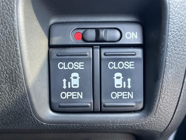 Ｎ－ＢＯＸカスタム Ｇ　ＳＳブラックスタイルパッケージ　４ＷＤ　純正８型ナビ　フルセグＴＶ　純正フリップダウンモニター　Ｂカメラ　純正エンジンスターター　ビルトインＥＴＣ　ドライブレコーダー　両側パワースライドドア　前席ートヒーター　ＨＩＤライト　フォグ（10枚目）