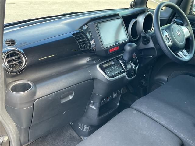 Ｎ－ＢＯＸカスタム Ｇ　ＳＳブラックスタイルパッケージ　４ＷＤ　純正８型ナビ　フルセグＴＶ　純正フリップダウンモニター　Ｂカメラ　純正エンジンスターター　ビルトインＥＴＣ　ドライブレコーダー　両側パワースライドドア　前席ートヒーター　ＨＩＤライト　フォグ（23枚目）