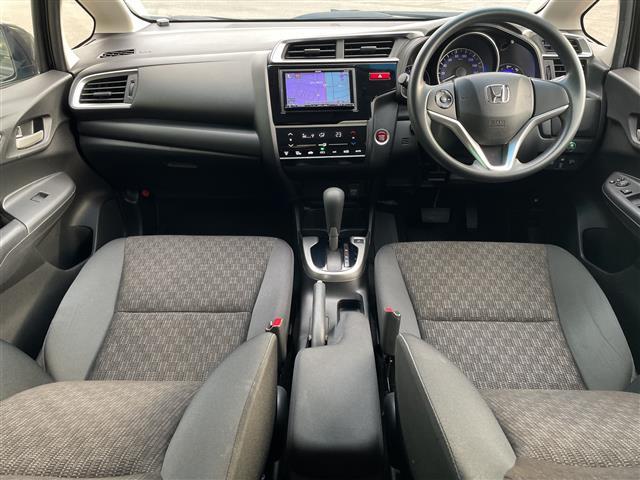 フィット １３Ｇ・Ｆパッケージ　コンフォートエディション　４ＷＤ　ナビ　フルセグ　Ｂｌｕｅｔｏｏｔｈ　バックカメラ　前席シートヒーター　前方ドライブレコーダー　ＥＴＣ　ワイパーデアイサー　スマートキー　プッシュスタート　純正フロアマット　社外１５インチＡＷ（2枚目）