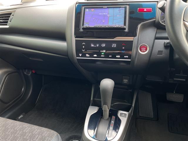 フィット １３Ｇ・Ｆパッケージ　コンフォートエディション　４ＷＤ　ナビ　フルセグ　Ｂｌｕｅｔｏｏｔｈ　バックカメラ　前席シートヒーター　前方ドライブレコーダー　ＥＴＣ　ワイパーデアイサー　スマートキー　プッシュスタート　純正フロアマット　社外１５インチＡＷ（3枚目）