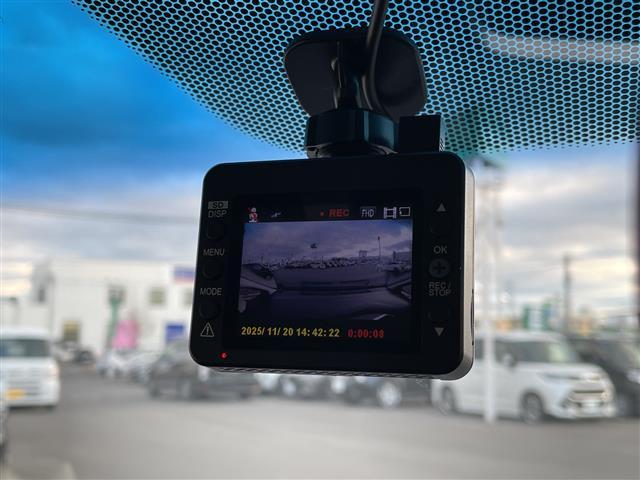 フィット １３Ｇ・Ｆパッケージ　コンフォートエディション　４ＷＤ　ナビ　フルセグ　Ｂｌｕｅｔｏｏｔｈ　バックカメラ　前席シートヒーター　前方ドライブレコーダー　ＥＴＣ　ワイパーデアイサー　スマートキー　プッシュスタート　純正フロアマット　社外１５インチＡＷ（10枚目）