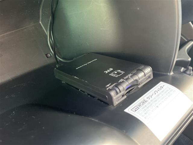 フィット １３Ｇ・Ｆパッケージ　コンフォートエディション　４ＷＤ　ナビ　フルセグ　Ｂｌｕｅｔｏｏｔｈ　バックカメラ　前席シートヒーター　前方ドライブレコーダー　ＥＴＣ　ワイパーデアイサー　スマートキー　プッシュスタート　純正フロアマット　社外１５インチＡＷ（11枚目）