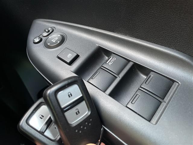 フィット １３Ｇ・Ｆパッケージ　コンフォートエディション　４ＷＤ　ナビ　フルセグ　Ｂｌｕｅｔｏｏｔｈ　バックカメラ　前席シートヒーター　前方ドライブレコーダー　ＥＴＣ　ワイパーデアイサー　スマートキー　プッシュスタート　純正フロアマット　社外１５インチＡＷ（12枚目）