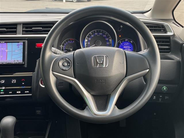 フィット １３Ｇ・Ｆパッケージ　コンフォートエディション　４ＷＤ　ナビ　フルセグ　Ｂｌｕｅｔｏｏｔｈ　バックカメラ　前席シートヒーター　前方ドライブレコーダー　ＥＴＣ　ワイパーデアイサー　スマートキー　プッシュスタート　純正フロアマット　社外１５インチＡＷ（13枚目）