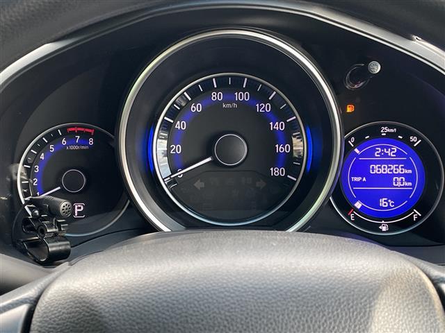 フィット １３Ｇ・Ｆパッケージ　コンフォートエディション　４ＷＤ　ナビ　フルセグ　Ｂｌｕｅｔｏｏｔｈ　バックカメラ　前席シートヒーター　前方ドライブレコーダー　ＥＴＣ　ワイパーデアイサー　スマートキー　プッシュスタート　純正フロアマット　社外１５インチＡＷ（18枚目）