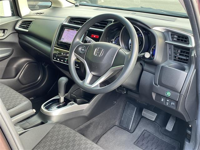 フィット １３Ｇ・Ｆパッケージ　コンフォートエディション　４ＷＤ　ナビ　フルセグ　Ｂｌｕｅｔｏｏｔｈ　バックカメラ　前席シートヒーター　前方ドライブレコーダー　ＥＴＣ　ワイパーデアイサー　スマートキー　プッシュスタート　純正フロアマット　社外１５インチＡＷ（19枚目）