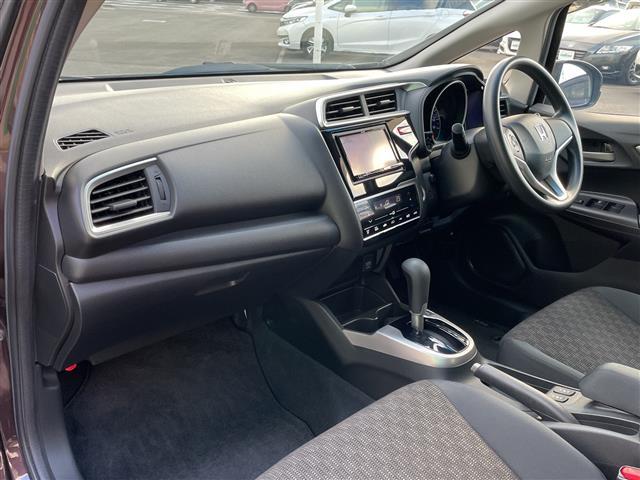 フィット １３Ｇ・Ｆパッケージ　コンフォートエディション　４ＷＤ　ナビ　フルセグ　Ｂｌｕｅｔｏｏｔｈ　バックカメラ　前席シートヒーター　前方ドライブレコーダー　ＥＴＣ　ワイパーデアイサー　スマートキー　プッシュスタート　純正フロアマット　社外１５インチＡＷ（20枚目）