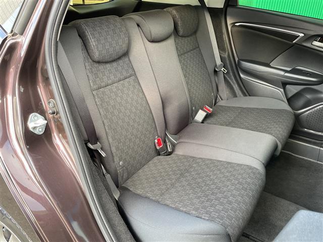 フィット １３Ｇ・Ｆパッケージ　コンフォートエディション　４ＷＤ　ナビ　フルセグ　Ｂｌｕｅｔｏｏｔｈ　バックカメラ　前席シートヒーター　前方ドライブレコーダー　ＥＴＣ　ワイパーデアイサー　スマートキー　プッシュスタート　純正フロアマット　社外１５インチＡＷ（23枚目）