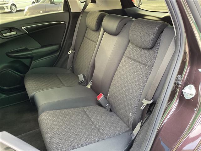 フィット １３Ｇ・Ｆパッケージ　コンフォートエディション　４ＷＤ　ナビ　フルセグ　Ｂｌｕｅｔｏｏｔｈ　バックカメラ　前席シートヒーター　前方ドライブレコーダー　ＥＴＣ　ワイパーデアイサー　スマートキー　プッシュスタート　純正フロアマット　社外１５インチＡＷ（24枚目）