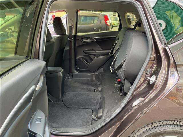 フィット １３Ｇ・Ｆパッケージ　コンフォートエディション　４ＷＤ　ナビ　フルセグ　Ｂｌｕｅｔｏｏｔｈ　バックカメラ　前席シートヒーター　前方ドライブレコーダー　ＥＴＣ　ワイパーデアイサー　スマートキー　プッシュスタート　純正フロアマット　社外１５インチＡＷ（25枚目）