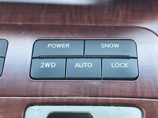 エルグランド ハイウェイスター　ワンオーナー　４ＷＤ　純正８型ＤＶＤナビ・フルセグＴＶ　サイドブラインドモニター　ＥＴＣ　両側パワースライドドア　センターデフロック　ステアリングスイッチ　アクティブＡＦＳ　ＨＩＤヘッドライト　フォグ（5枚目）