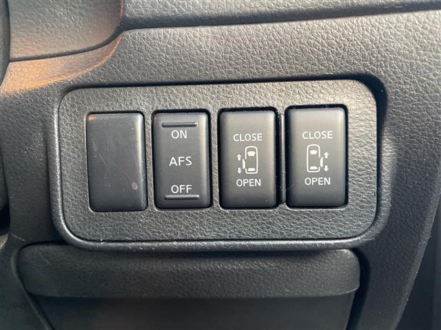 エルグランド ハイウェイスター　ワンオーナー　４ＷＤ　純正８型ＤＶＤナビ・フルセグＴＶ　サイドブラインドモニター　ＥＴＣ　両側パワースライドドア　センターデフロック　ステアリングスイッチ　アクティブＡＦＳ　ＨＩＤヘッドライト　フォグ（10枚目）