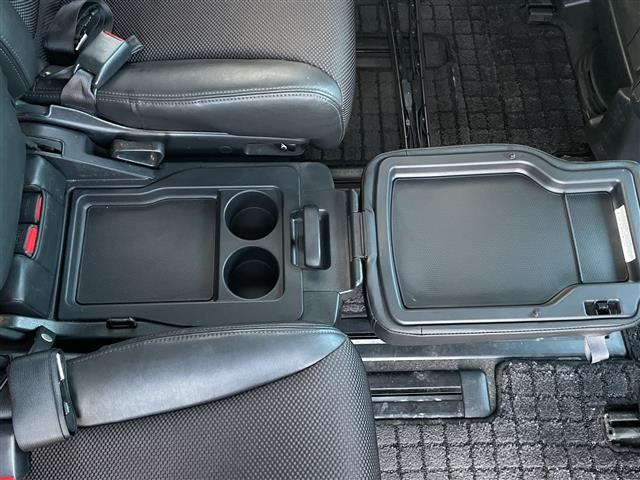 エルグランド ハイウェイスター　ワンオーナー　４ＷＤ　純正８型ＤＶＤナビ・フルセグＴＶ　サイドブラインドモニター　ＥＴＣ　両側パワースライドドア　センターデフロック　ステアリングスイッチ　アクティブＡＦＳ　ＨＩＤヘッドライト　フォグ（21枚目）