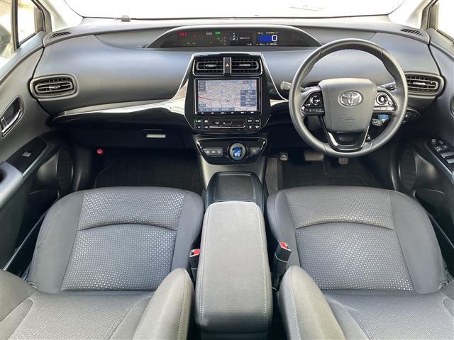 プリウス SセーフティプラスII 4WD 寒冷地仕様 純正9インチナビ フルセグ パノラミックビューモニター 純正エンスタ 衝突軽減ブレーキ 追従クルコン レーンキープ オートハイビーム LEDライト・フォグ 17AW TRDエアロ(2枚目)