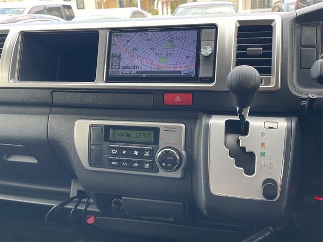 ハイエースバン スーパーGL 4WD 社外HDDナビ フルセグTV バックカメラ 後席モニター 両側スライドドアイージークローザー バンパーガード リアベッドキット LEDヘッドライト フォグランプ 社外ホイール(3枚目)