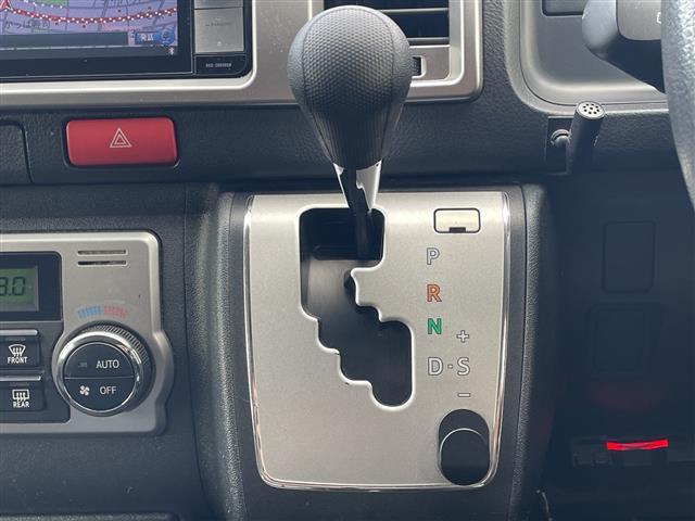 ハイエースバン スーパーGL 4WD 社外HDDナビ フルセグTV バックカメラ 後席モニター 両側スライドドアイージークローザー バンパーガード リアベッドキット LEDヘッドライト フォグランプ 社外ホイール(8枚目)