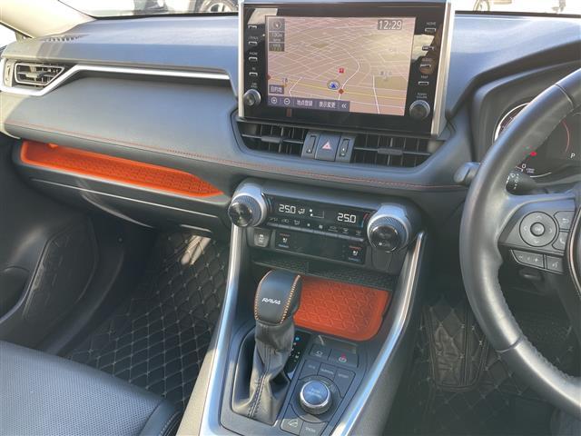 RAV4 アドベンチャー 4WD 純正9インチDAナビ パノラミックビューモニター 合皮スポーツシート 前席エアシート・ヒーター 運転席パワーシート セーフティセンス 前後ドラレコ ステアリングヒーター LEDライト 19AW(3枚目)