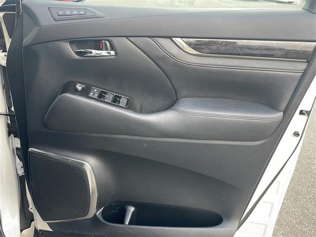 アルファードハイブリッド SR Cパッケージ 4WD 純正9インチDAナビ フルセグ 純正12.1インチフリップダウンモニター 黒革エアシート 両側電動ドア パワーバックドア セーフティセンス 社外車高調 社外20インチアルミ モデリスタエアロ(19枚目)