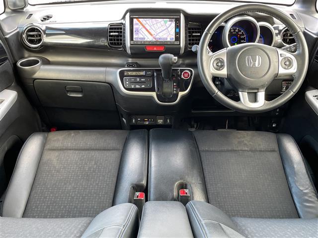 N-BOXカスタム G ターボSSブラックスタイルパッケージ 4WD ターボ 純正メモリナビ フルセグ バックカメラ 両側電動 前席シートヒーター クルコン パドルシフト 衝突軽減ブレーキ シートバックテーブル リアシートスライド HIDライト LEDフォグ(2枚目)