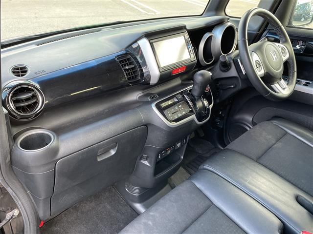 N-BOXカスタム G ターボSSブラックスタイルパッケージ 4WD ターボ 純正メモリナビ フルセグ バックカメラ 両側電動 前席シートヒーター クルコン パドルシフト 衝突軽減ブレーキ シートバックテーブル リアシートスライド HIDライト LEDフォグ(21枚目)