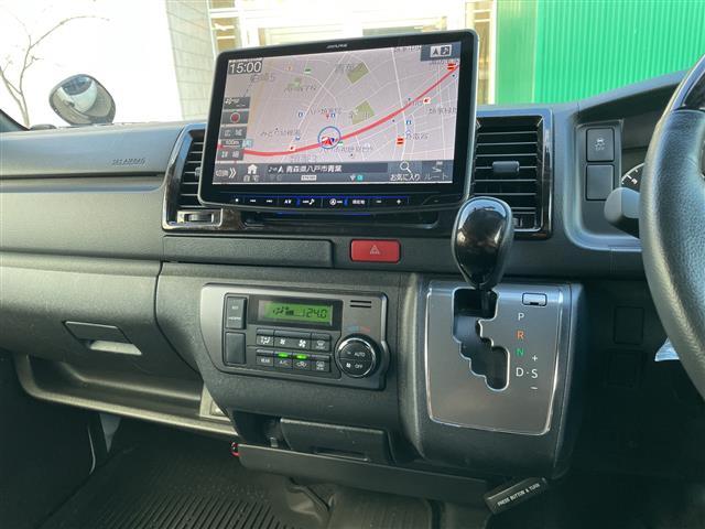 レジアスエースバン マルチロールトランスポーターＩＩ　４ＷＤ　アルパイン１１型ナビ　アルパインフリップダウンモニター　補助バッテリー　純正ベッドキット　フルセグ　Ｂカメラ　合皮コンビシート　ＡＣ１００Ｖ１００Ｗ　ＬＥＤライト・フォグ　ＴＲＤエアロ（2枚目）