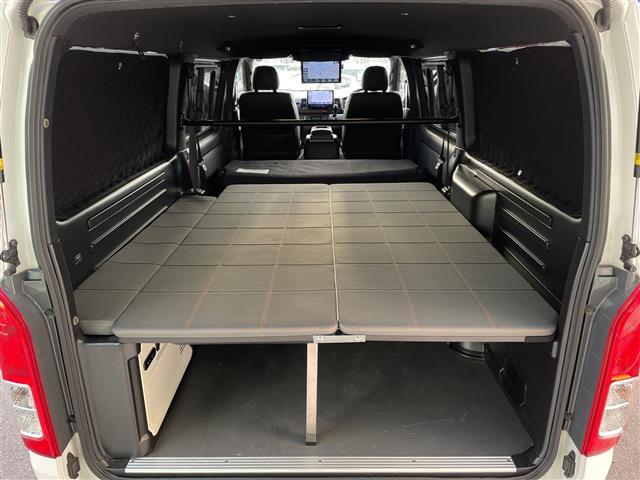 レジアスエースバン マルチロールトランスポーターＩＩ　４ＷＤ　アルパイン１１型ナビ　アルパインフリップダウンモニター　補助バッテリー　純正ベッドキット　フルセグ　Ｂカメラ　合皮コンビシート　ＡＣ１００Ｖ１００Ｗ　ＬＥＤライト・フォグ　ＴＲＤエアロ（4枚目）