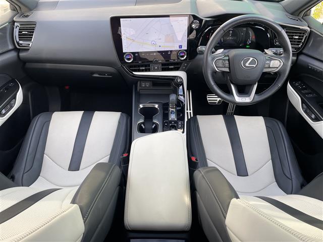 ＮＸ ＮＸ３５０ｈ　Ｆスポーツ　４ＷＤ　純正１４インチＤＡナビ　フルセグ　パノラミックビューモニター　ムーンルーフ　レクサスチームメイト　アドバンストパーク　革エアシート　ヘッドアップディスプレイ　３眼ＬＥＤヘッドライト　純２０ＡＷ（2枚目）
