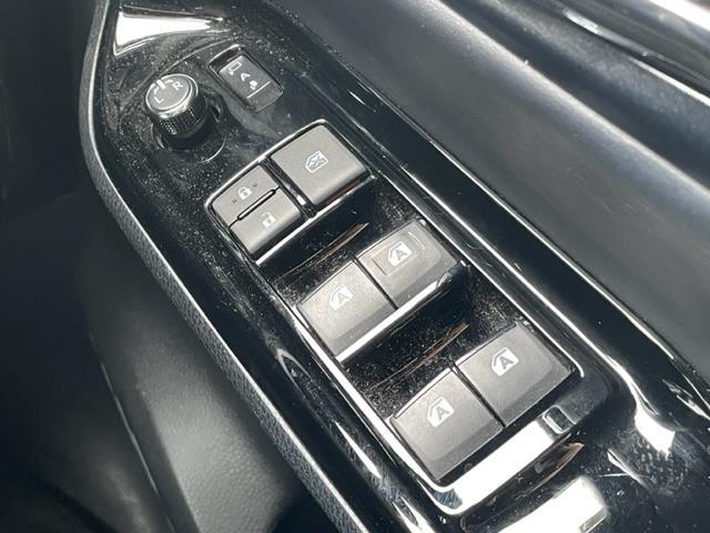 ノア Si ダブルバイビーII ワンオーナー 純正ナビ 両側パワースライドドア ETC クルーズコントロール フリップダウンモニター 前後ドライブレコーダー コーナーセンサー前後 Bカメラ オートマチックハイビーム オートライト(19枚目)