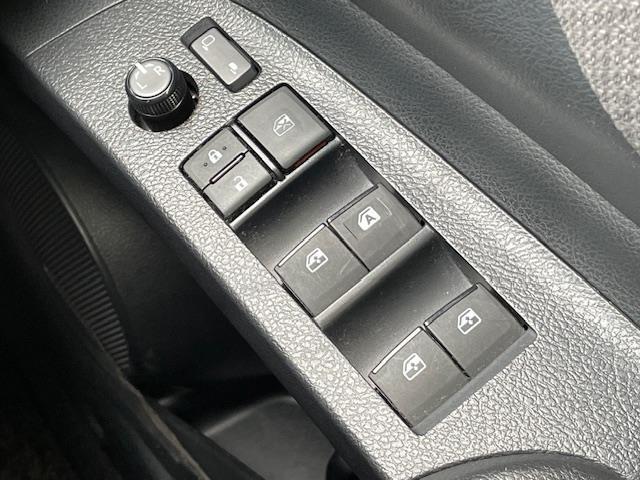 シエンタ ファンベースX 純正ナビ 衝突軽減システム バックカメラ 片側パワースライドドア ドライブレコーダー コーナーセンサー前後 アイドリングストップ 電動格納ミラー 横滑り防止装置 リモコンキー 社外フロアマット(8枚目)