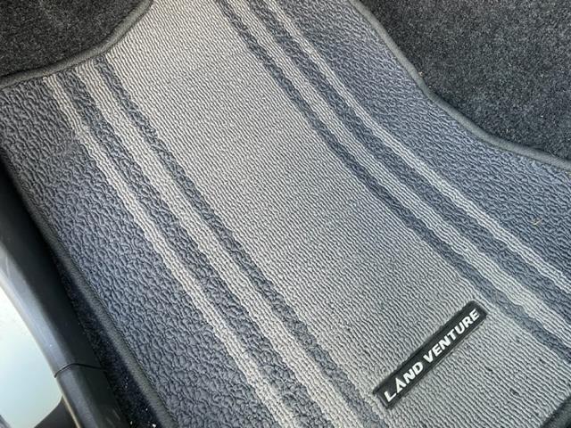 ジムニー ランドベンチャー ナビ ルーフレール ETC シートヒーター ドライブレコーダー 純正アルミホイール スペアキー スペアタイヤ リモコンキー ASSURAレーダー探知機 ハーフレザーシート 4WD パワーウィンドウ(16枚目)