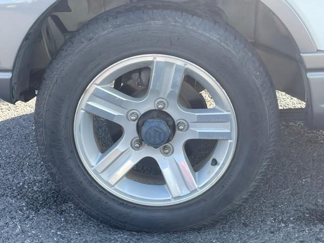 ジムニー ランドベンチャー ナビ ルーフレール ETC シートヒーター ドライブレコーダー 純正アルミホイール スペアキー スペアタイヤ リモコンキー ASSURAレーダー探知機 ハーフレザーシート 4WD パワーウィンドウ(35枚目)