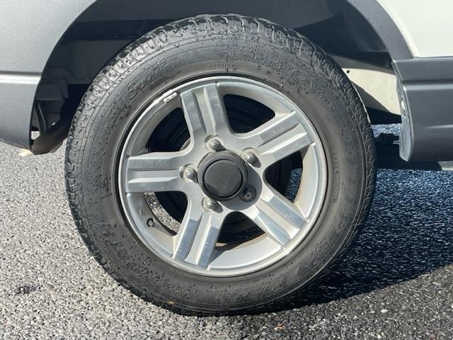 ジムニー ランドベンチャー ナビ ルーフレール ETC シートヒーター ドライブレコーダー 純正アルミホイール スペアキー スペアタイヤ リモコンキー ASSURAレーダー探知機 ハーフレザーシート 4WD パワーウィンドウ(37枚目)