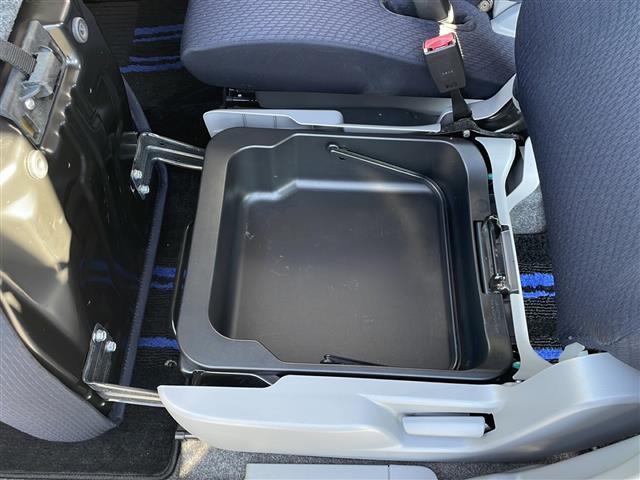 ＡＺワゴン ＸＧ　１３インチＧＲＡＳＳアルミホイール　社外アルミホイール付きスタッドレスタイヤセット４本　ＥＴＣ　オーディオ　ＣＤチェンジャー　純正フロアマット　パワーステアリング　パワーウィンドウ（16枚目）