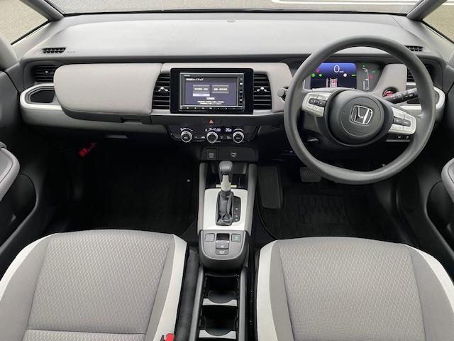 フィット ｅ：ＨＥＶクロスター　純正ナビ　衝突軽減システム　バックカメラ　コーナーセンサー前後　レーダークルーズコントロール　ドライブレコーダー前後　電動格納ミラー　アイドリングストップ　置くだけ充電器　オートライト　ＥＴＣ（2枚目）