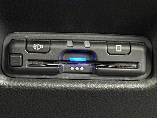 フィット ｅ：ＨＥＶクロスター　純正ナビ　衝突軽減システム　バックカメラ　コーナーセンサー前後　レーダークルーズコントロール　ドライブレコーダー前後　電動格納ミラー　アイドリングストップ　置くだけ充電器　オートライト　ＥＴＣ（7枚目）