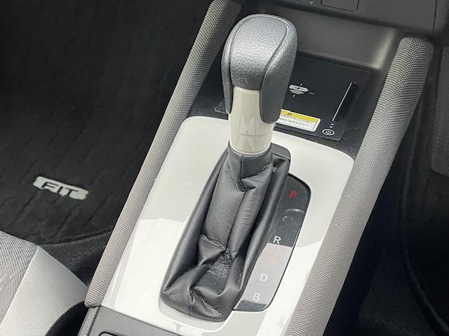 フィット ｅ：ＨＥＶクロスター　純正ナビ　衝突軽減システム　バックカメラ　コーナーセンサー前後　レーダークルーズコントロール　ドライブレコーダー前後　電動格納ミラー　アイドリングストップ　置くだけ充電器　オートライト　ＥＴＣ（12枚目）