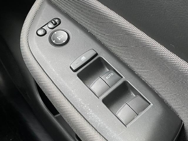 フィット ｅ：ＨＥＶクロスター　純正ナビ　衝突軽減システム　バックカメラ　コーナーセンサー前後　レーダークルーズコントロール　ドライブレコーダー前後　電動格納ミラー　アイドリングストップ　置くだけ充電器　オートライト　ＥＴＣ（15枚目）