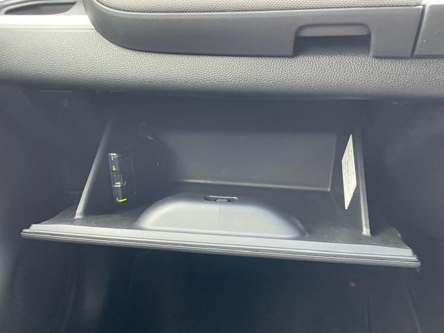 フィット ｅ：ＨＥＶクロスター　純正ナビ　衝突軽減システム　バックカメラ　コーナーセンサー前後　レーダークルーズコントロール　ドライブレコーダー前後　電動格納ミラー　アイドリングストップ　置くだけ充電器　オートライト　ＥＴＣ（21枚目）