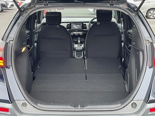 フィット ｅ：ＨＥＶクロスター　純正ナビ　衝突軽減システム　バックカメラ　コーナーセンサー前後　レーダークルーズコントロール　ドライブレコーダー前後　電動格納ミラー　アイドリングストップ　置くだけ充電器　オートライト　ＥＴＣ（30枚目）