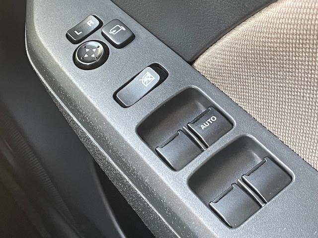 ワゴンＲ ＦＸ　１４インチｗａｒｅｎアルミホイール　純正アルミホイール付サマータイヤ４本　オーディオ　ＣＤチェンジャー　ＥＴＣ　アイドリングストップ　オートエアコン　パワーウィンドウ　純正フロアマット（10枚目）